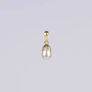 pendentif en perle blanche et or, photo sur fond blanc