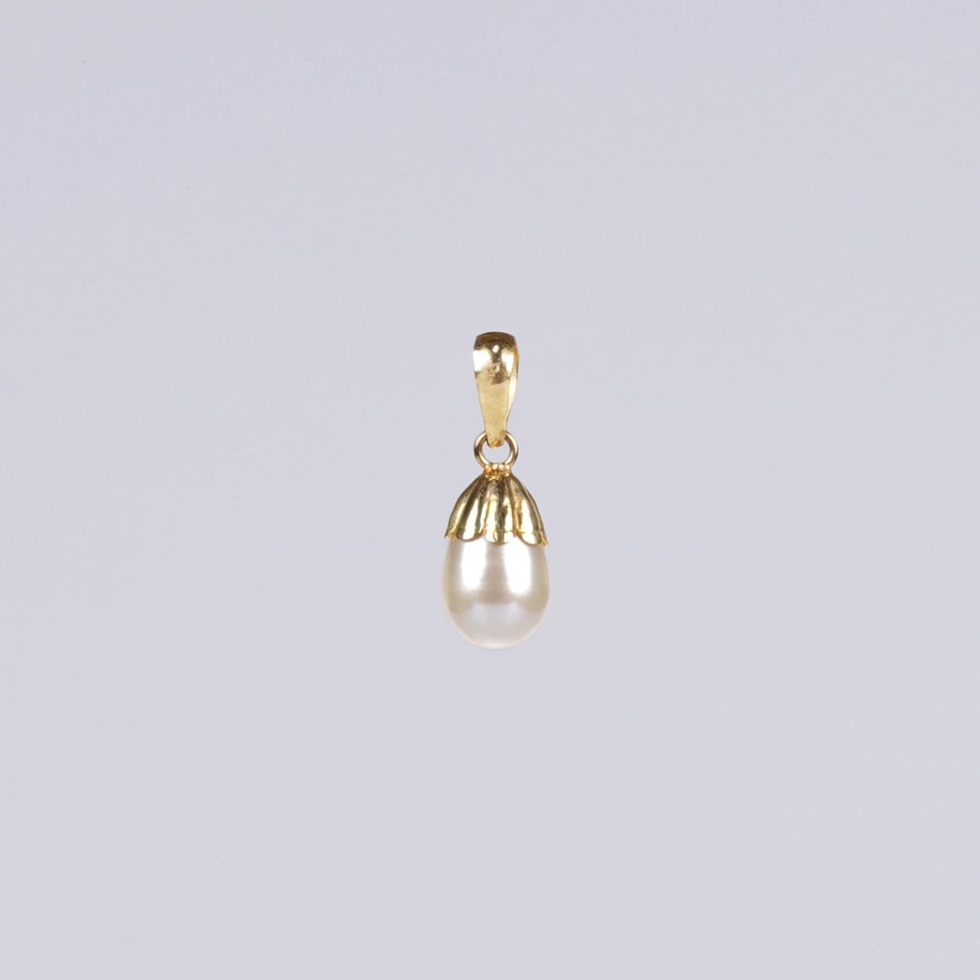 pendentif en perle blanche et or, photo sur fond blanc