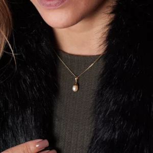 pendentif en aperle blanche et or, photo sur modèle