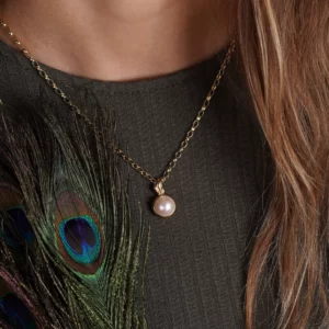 pendentif en perle et or, photo porté par modèle