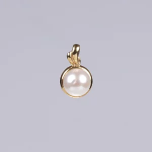 pendentif en perle et or, photo sur fond blanc