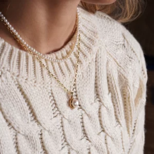 pendentif en perle et or, photo porté par modèle