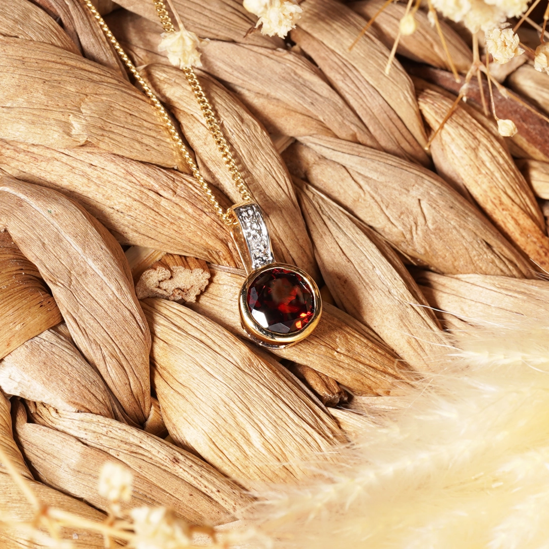 pendentif rond en grenat, diamants et or, photo avec décors