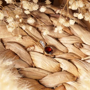 pendentif rond en grenat, diamants et or, photo avec décors