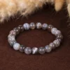 bracelet en agate du botswana 8mm, photo sur décors