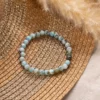 Bracelet en larimar 6mm, photo avec décors