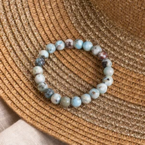Bracelet en larimar 8mm, photo avec décors
