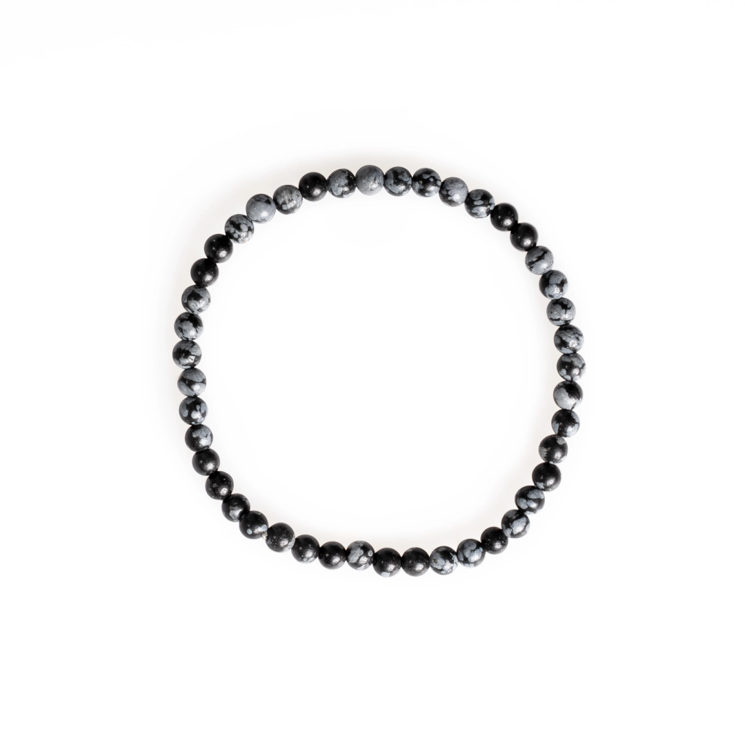 bracelet en obsidienne flocon de neige, photo sur fond blanc vue de haut