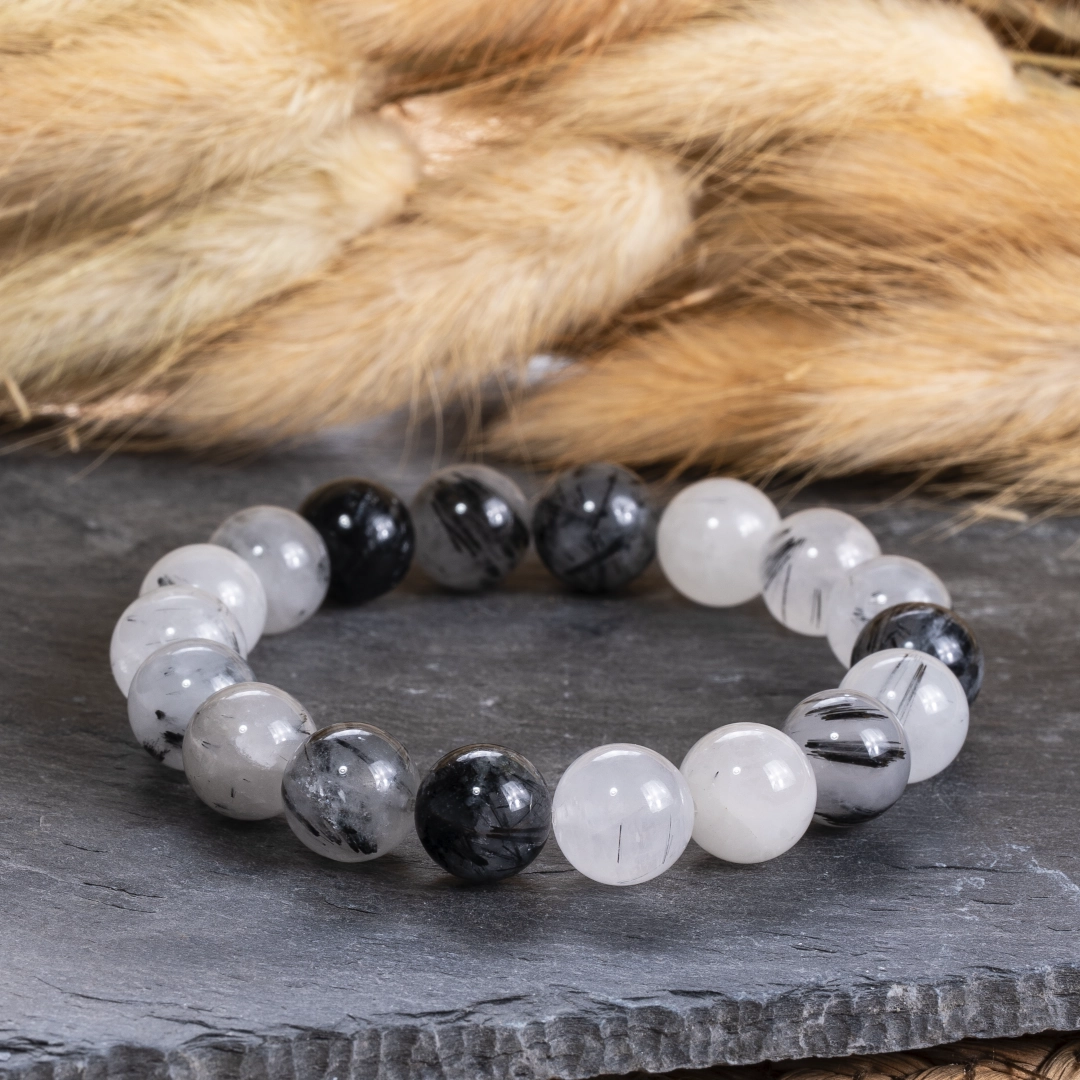bracelet en quartz tourmaline 10mm, photo sur décors