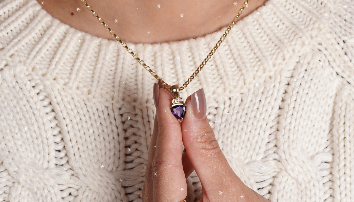 Bannière Idées cadeaux pour Noël, photo avec pendentif en améthyste
