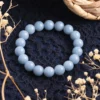 bracelet en angélite 10mm, photo sur décors