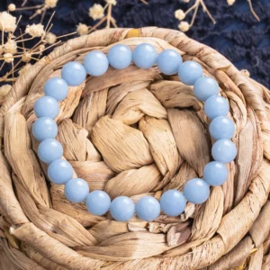 bracelet en angélite 8mm, photo sur décors