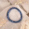 Bracelet en cyanite 8mm, photo avec décors