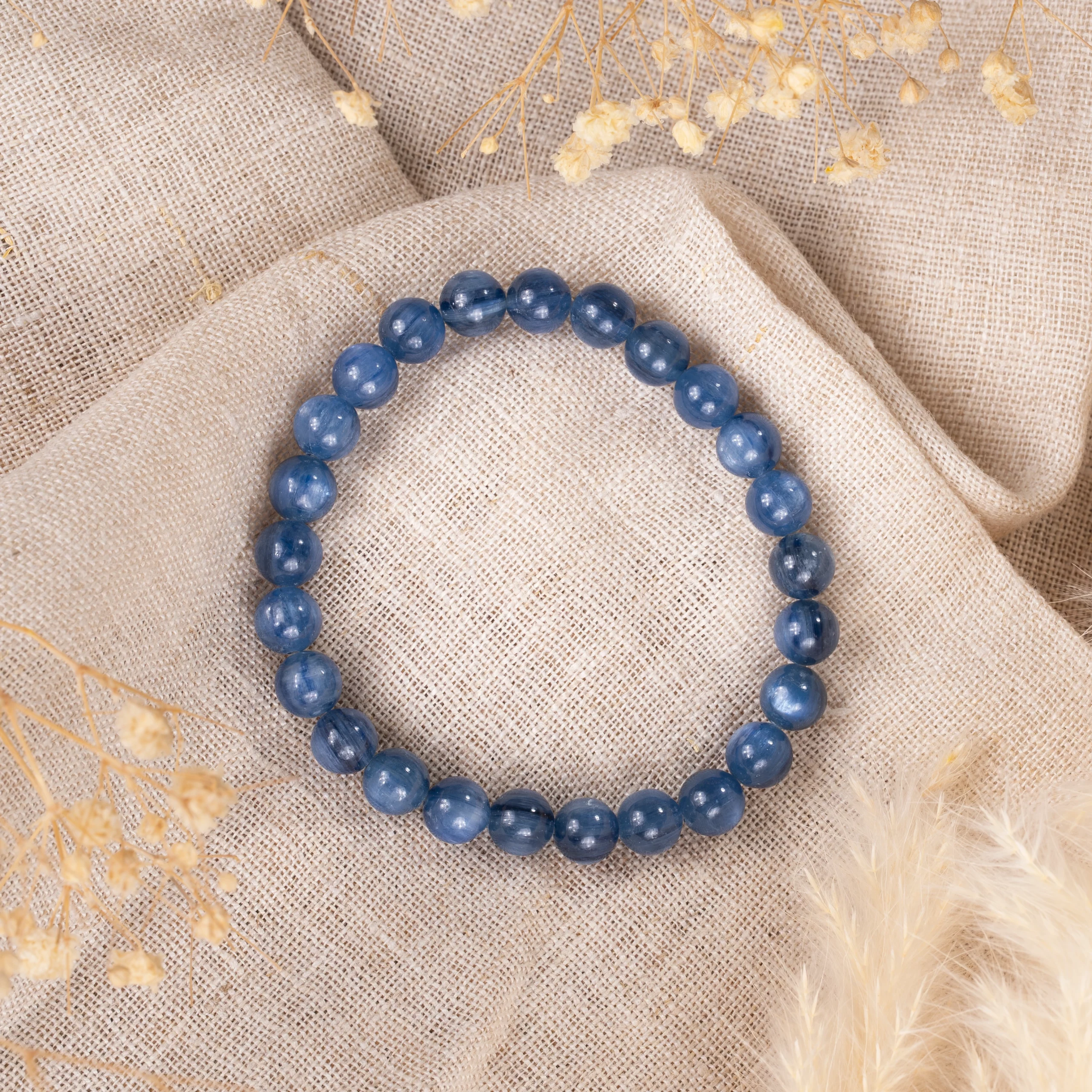 Bracelet en cyanite 8mm, photo avec décors