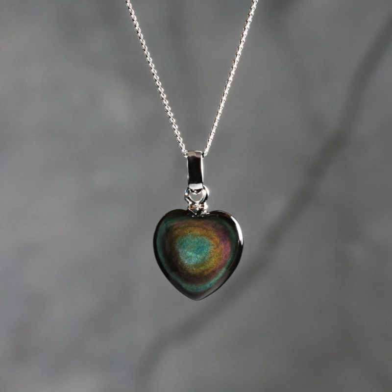 Pendentif en obsidienne oeil céleste, photo avec fond neutre