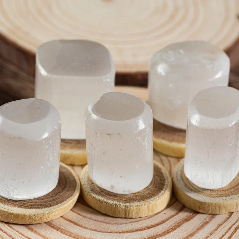 Photo de sélénite taillée en pierre roulée avec décors.