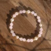 bracelet en kunzite et perles de culture, photo sur décors