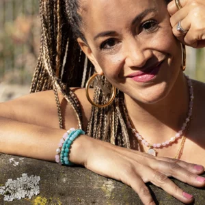 bracelet en kunzite et perles de culture, photo avec modèle