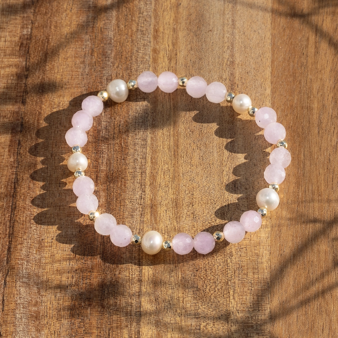 bracelet en kunzite et perles de culture, photo sur décors
