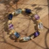 bracelet en fluorite et citrine, photo sur décors