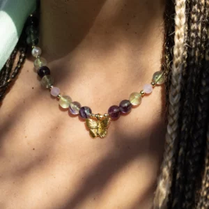 collier en fluorite photo avec porté par modèle gros plan