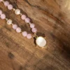 collier en kunzite et perles de culture, photo sur décors