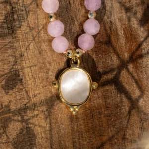 collier en kunzite et perles de culture, photo sur décors en plan rapproché