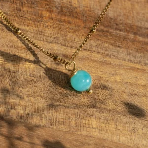 collier avec perle d'amazonite, photo en plan rapproché sur décors