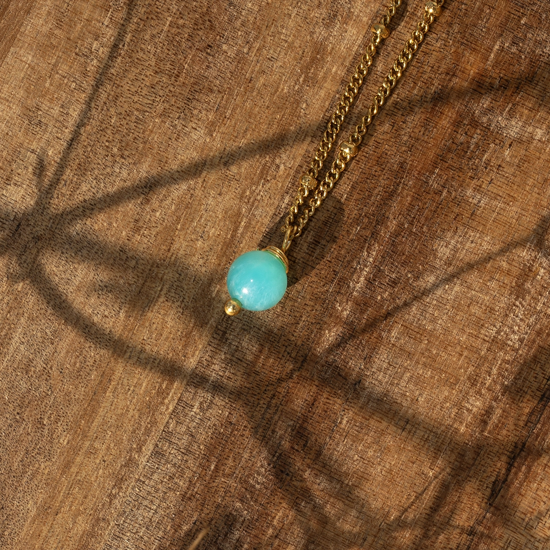 collier avec perle d'amazonite, photo en plan rapproché sur décors