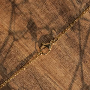 collier avec perle d'amazonite, photo du fermoir en plan rapproché sur décors