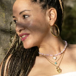 collier avec perle d'amazonite, photo du collier porté par une modèle