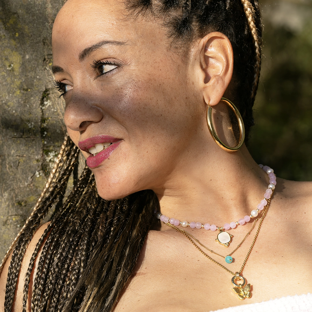 collier avec perle d'amazonite, photo du collier porté par une modèle