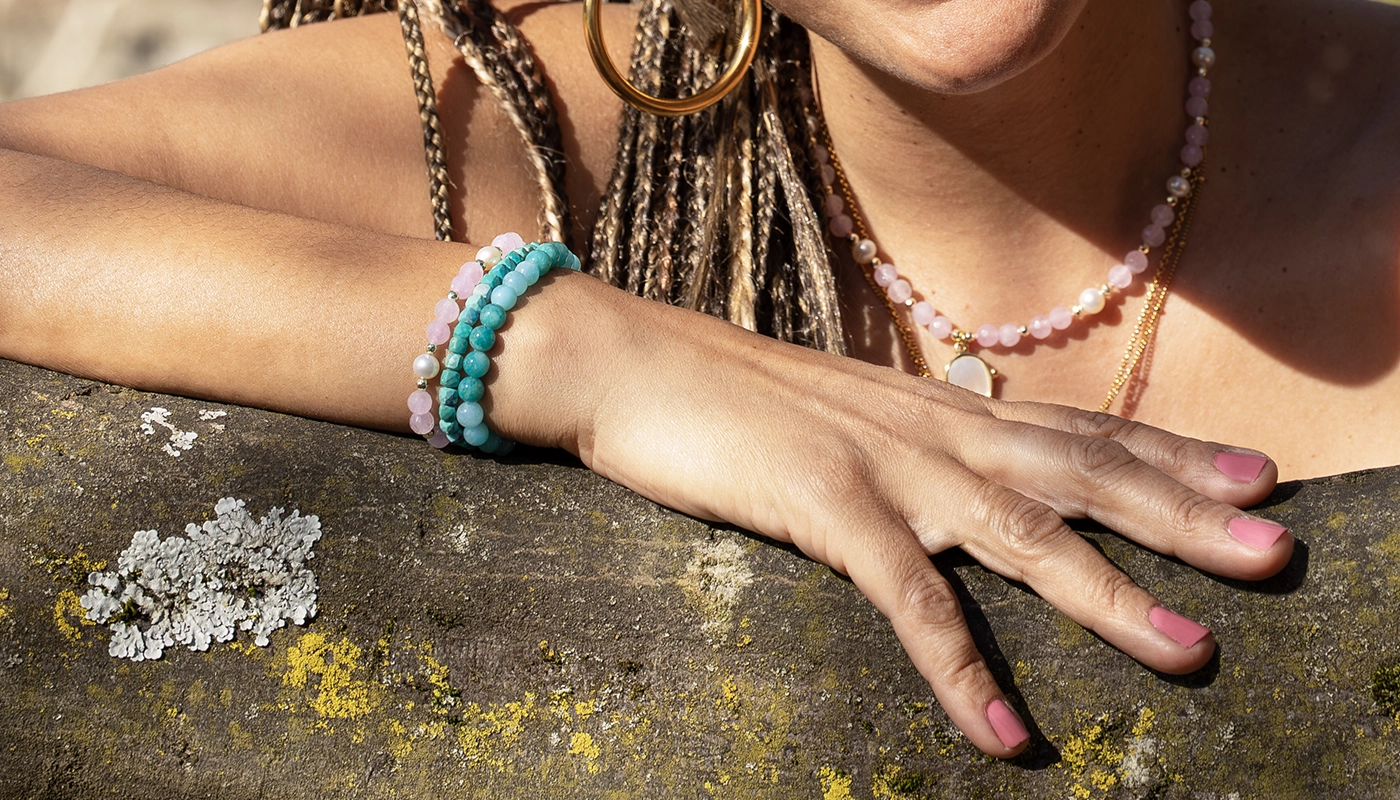 banner bracelets en pierres, photo avec modèle