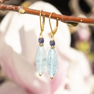 boucles d'oreilles en édition limitée en aigue-marine et iolite, photo avec décors, en plan rapproché