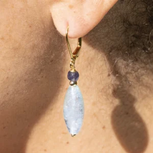 boucles d'oreilles en édition limitée en aigue-marine et iolite, porté par une modèle, en plan rapproché