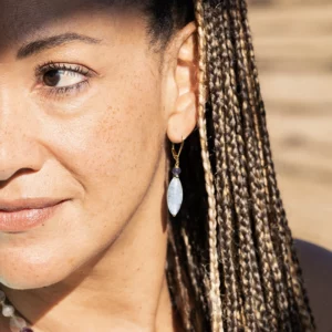 boucles d'oreilles en édition limitée en aigue-marine et iolite, porté par une modèle