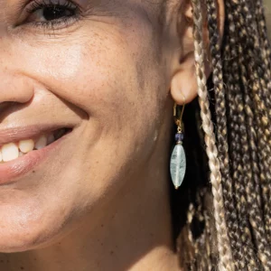 boucles d'oreilles en édition limitée en aigue-marine et iolite, porté par une modèle