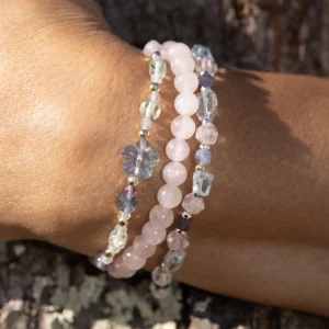 bracelet en fluorite avec perle en forme de fleur. Photo porté par une modèle