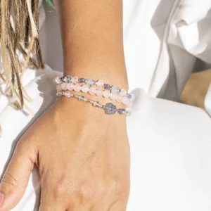 bracelet en fluorite avec perle en forme de fleur. Photo porté par une modèle