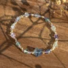 bracelet en fluorite avec perle en forme de fleur. Photo avec décors