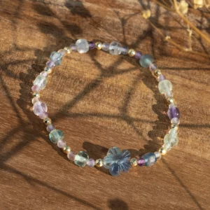 bracelet en fluorite avec perle en forme de fleur. Photo avec décors