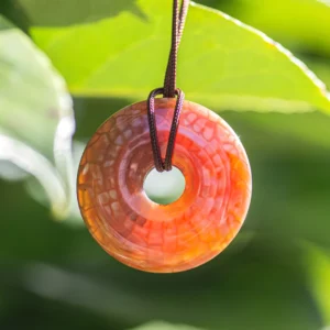 pendentif donut pi en agate feu, photo sur décors