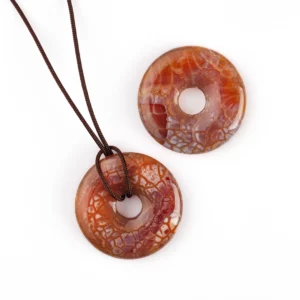 pendentif donut pi en agate feu, photo sur fond blanc