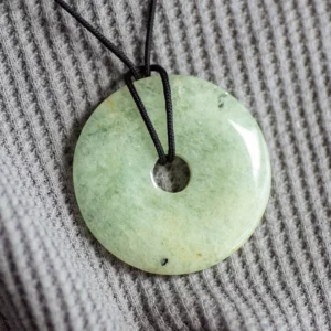 pendentif donut pi en aigue-marine, photo avec décors