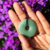 pendentif donut pi en aventurine, photo sur décors