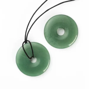pendentif donut pi en aventurine, photo sur fond blanc