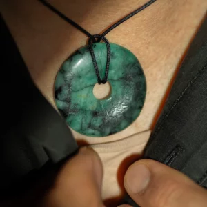 donut en émeraude, photo avec modèle portant le pendentif