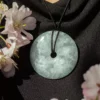 pendentif donut pi en jade de birmanie, photo avec décors