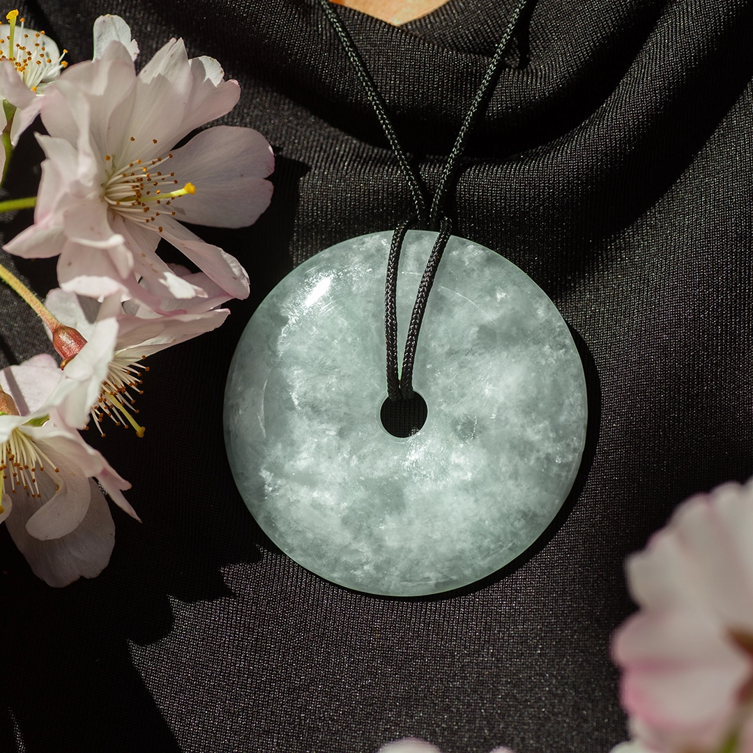 pendentif donut pi en jade de birmanie, photo avec décors