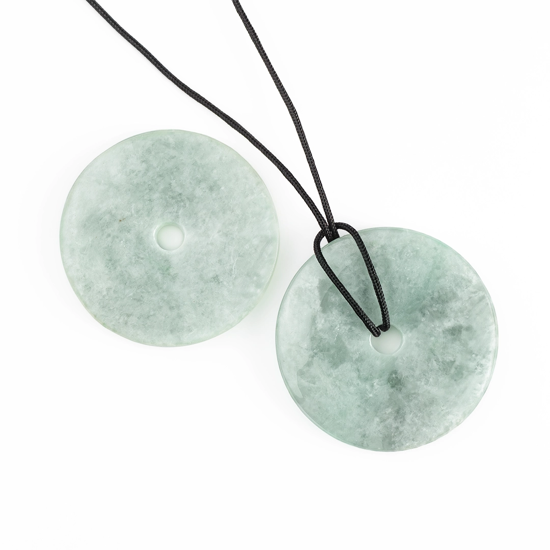 pendentif donut pi en jade de birmanie, photo sur fond blanc